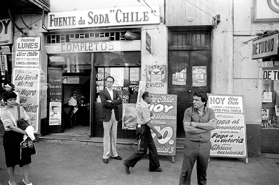 Marcelo MontecinoFuente de soda, Santiago, 1980Vintage, gelatina de plata40 x 32 cm 