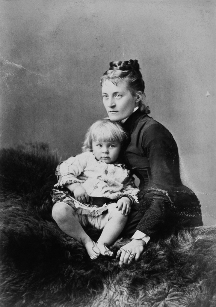 MRS. F. R. REDPATH AND CHILD, MONTREAL, QC, 1880, NOTMAN AND SANDHAM. © MUSÉE MCCORD MUSEUM