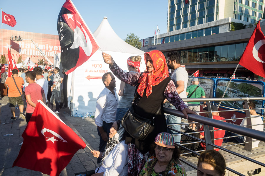 Meeting des partisans du CHP, 10 jours apr&egrave;s le coup d'&eacute;tat avort&eacute; en Turquie. Quelques jours apr&egrave;s ce meeting, le leader du CHP, Kili&ccedil;daroglu, acceptera de rejoindre "l'union sacr&eacute;e" autour de Erdogan. Pourtant, nombre des partisans du CHP, sorte de gauche lib&eacute;rale nationaliste, plut&ocirc;t la&icirc;que, sont inquiets de la mont&eacute;e du conservatisme religieux.