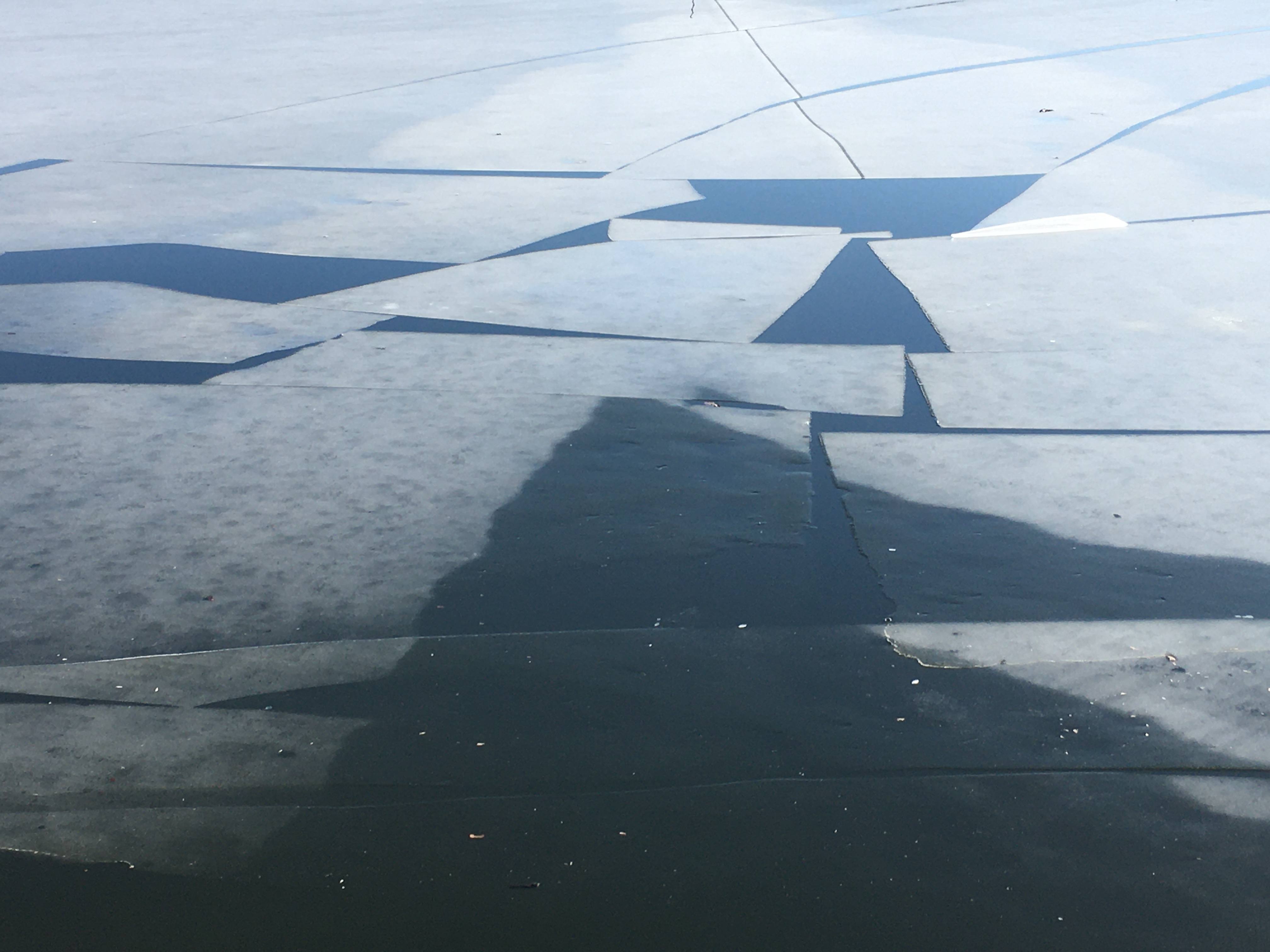 Assoziation zum KERAMÖ Hängeschrank in Weißtanne.