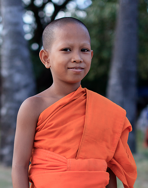 Foto detalle niño budista en templo Angkor, Camboya