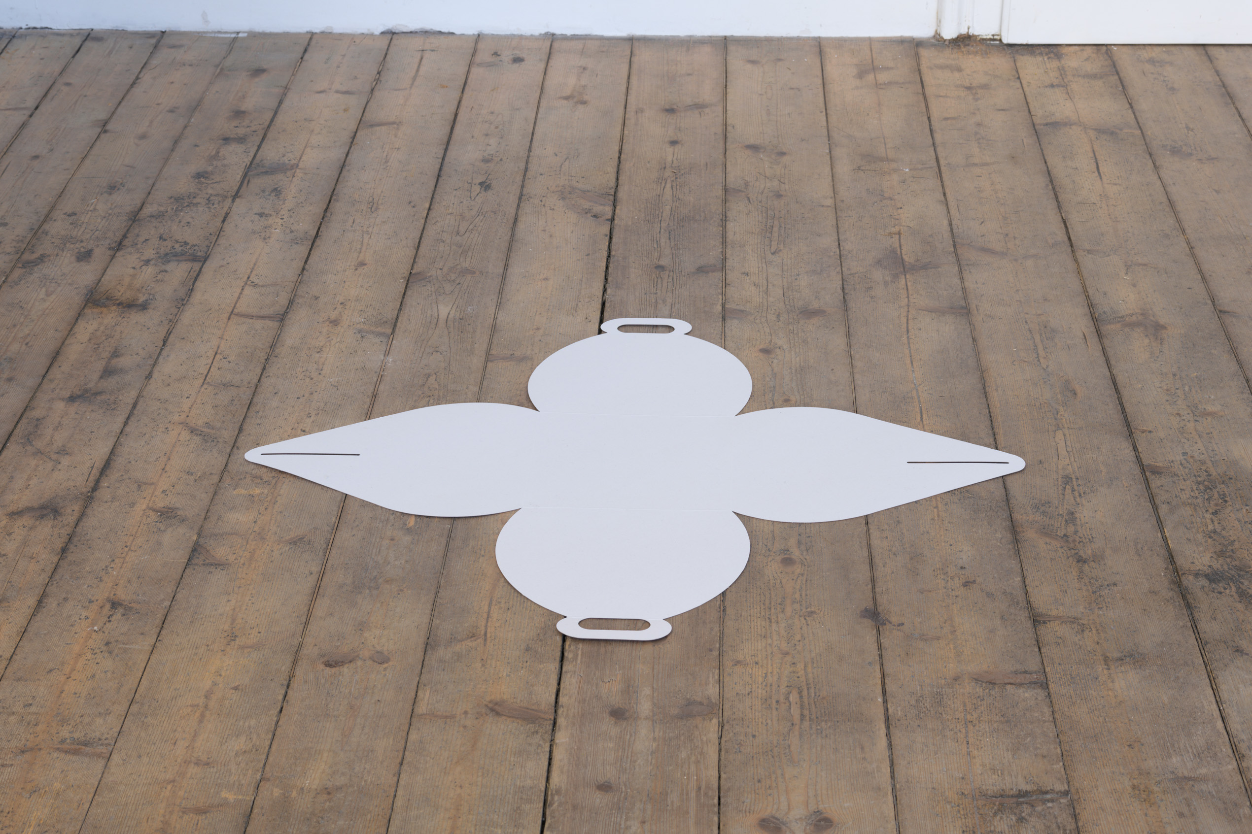 Aaron Amar Bhamra: “untitled (packaging)”, 2024. Dimensionen: 74 x 85 cm. Karton. Foto: Maximilian Anelli-Monti.