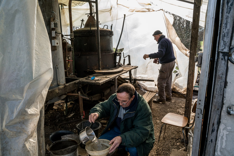 Mise en bouteille. Le client devra revenir vers 18h chercher son eau de vie. C'est la r&egrave;gle des douanes dans le Lot,afin de faciliter les contr&ocirc;les durant lesquels le bouilleur doit pouvoir justifier de la quantit&eacute; produite.