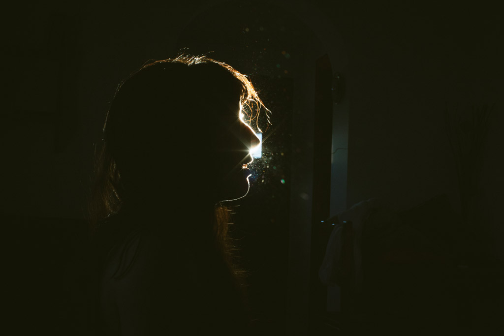Foto de María Juarez con luz del sol en habitación oscura Competa