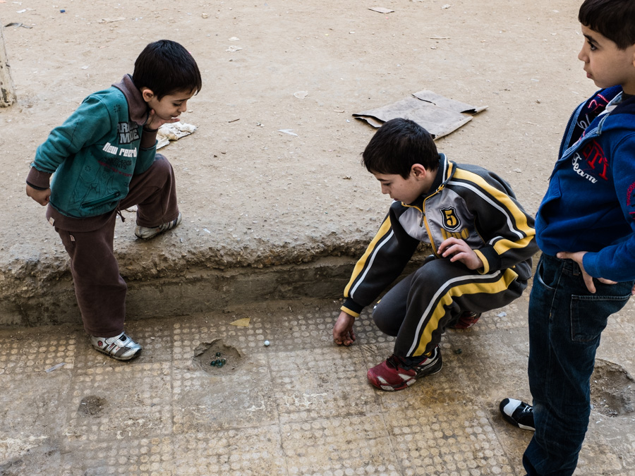 Shatila camp, beirut, lebanon Le camp ne poss&egrave;de qu'une seule aire de jeux pour les centaines d'enfants du camp, petite et sale. Le jeu de bille et le foot sont les jeux en vogue. 