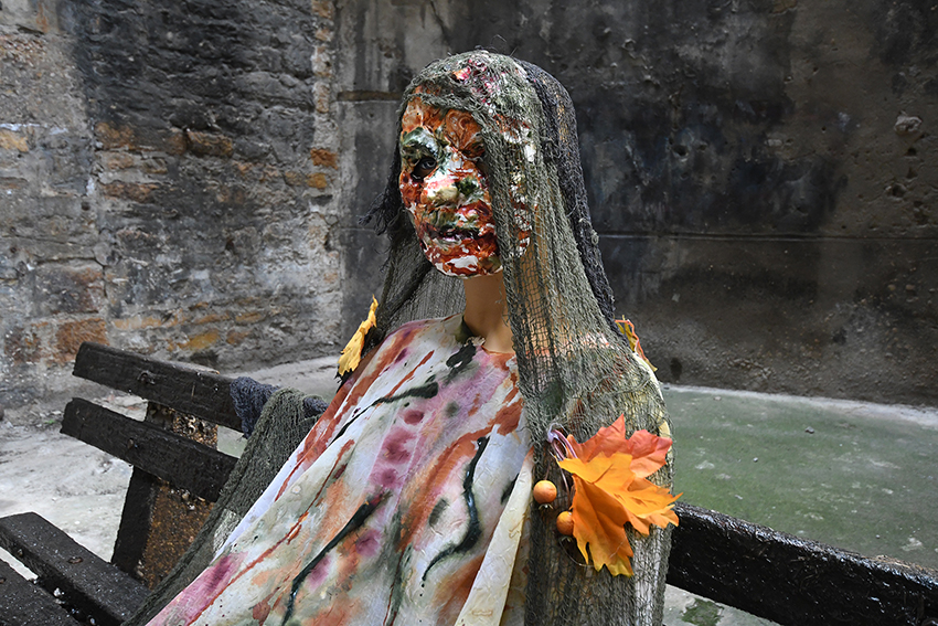 Leef peeper, 2020, variable dimensions, ink and acrylic paint on textile, artificial leaves, plastic 