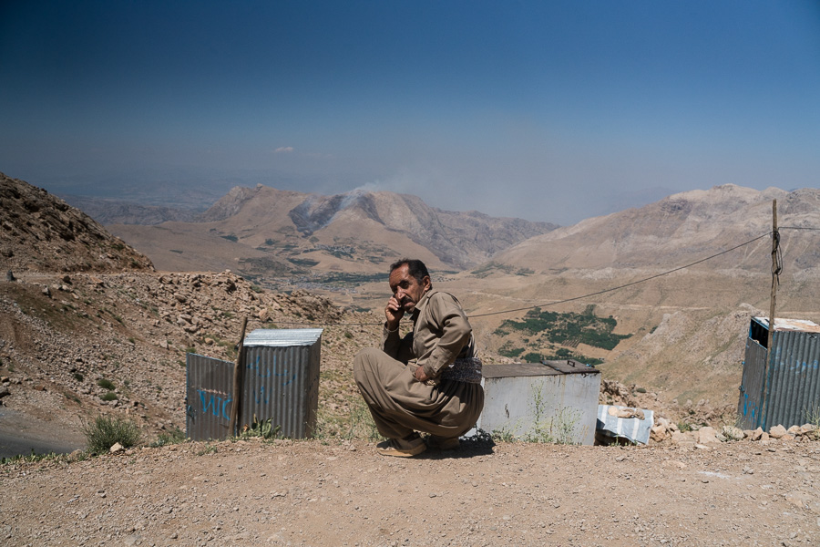R&eacute;gion de Hewraman, Kurdistan e rojhelat (Iran), &eacute;t&eacute; 2019. A proximit&eacute; des points de passage des kolbars, le business s'organise. Les patrons appellent leur contact de l'autre c&ocirc;t&eacute; de la fronti&egrave;re pour organiser le transfert des marchandises. A l'aide de talkies walkies, ils communiquent avec les kolbars.