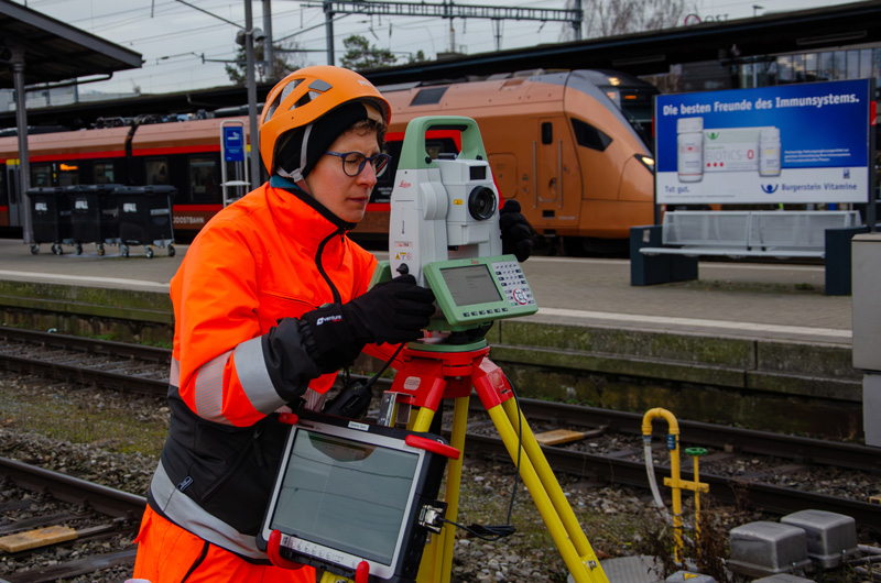 W&auml;hrend ihr Kollege die Messpunkte platziert, f&uuml;hrt Stefanie Senn mit dem sogenannten Tachymeter die Messungen durch.