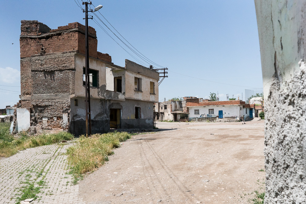 Diyarbakir, Sur. Mai 2017. L'&eacute;tat tente de forcer les derniers habitants des quartiers de Alipasa et Lalebey &agrave; quitter leurs maisons, afin de pouvoir raser le quartier et reconstruire des logements destin&eacute;s aux classes moyennes et ais&eacute;es. Les anciens habitants, eux, seront envoy&eacute;s dans des logements bon amrch&eacute; en p&eacute;riph&eacute;rie de la ville, brisant du m&ecirc;me coup toute une communaut&eacute; et ses solidarit&eacute;s. Fin mai, l'eau et l'&eacute;lectrcit&eacute; ont &eacute;t&eacute; coup&eacute;s, et l'&eacute;tat harc&egrave;le les derniers habitants pour tenter de les forcer &agrave; partir.