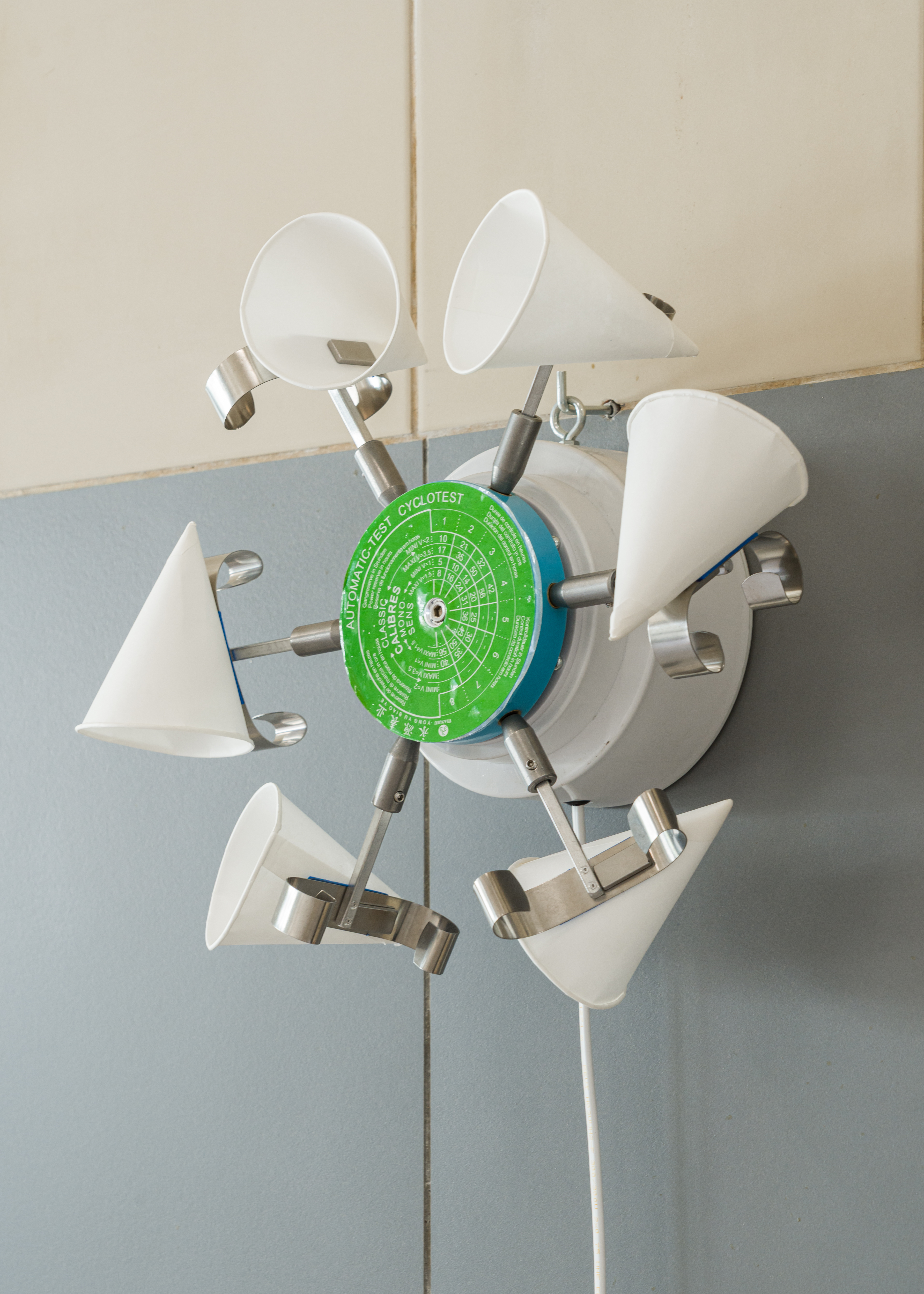 Where it makes an X (Rotor #1), 2025Paper cups, electric motor, steel, aluminum and plastic components, wiring, magnets.33 × 33 × 16 cm.Installation view at Por, Digestivo, Madrid, 2025Photo: Alejandro Cayetano