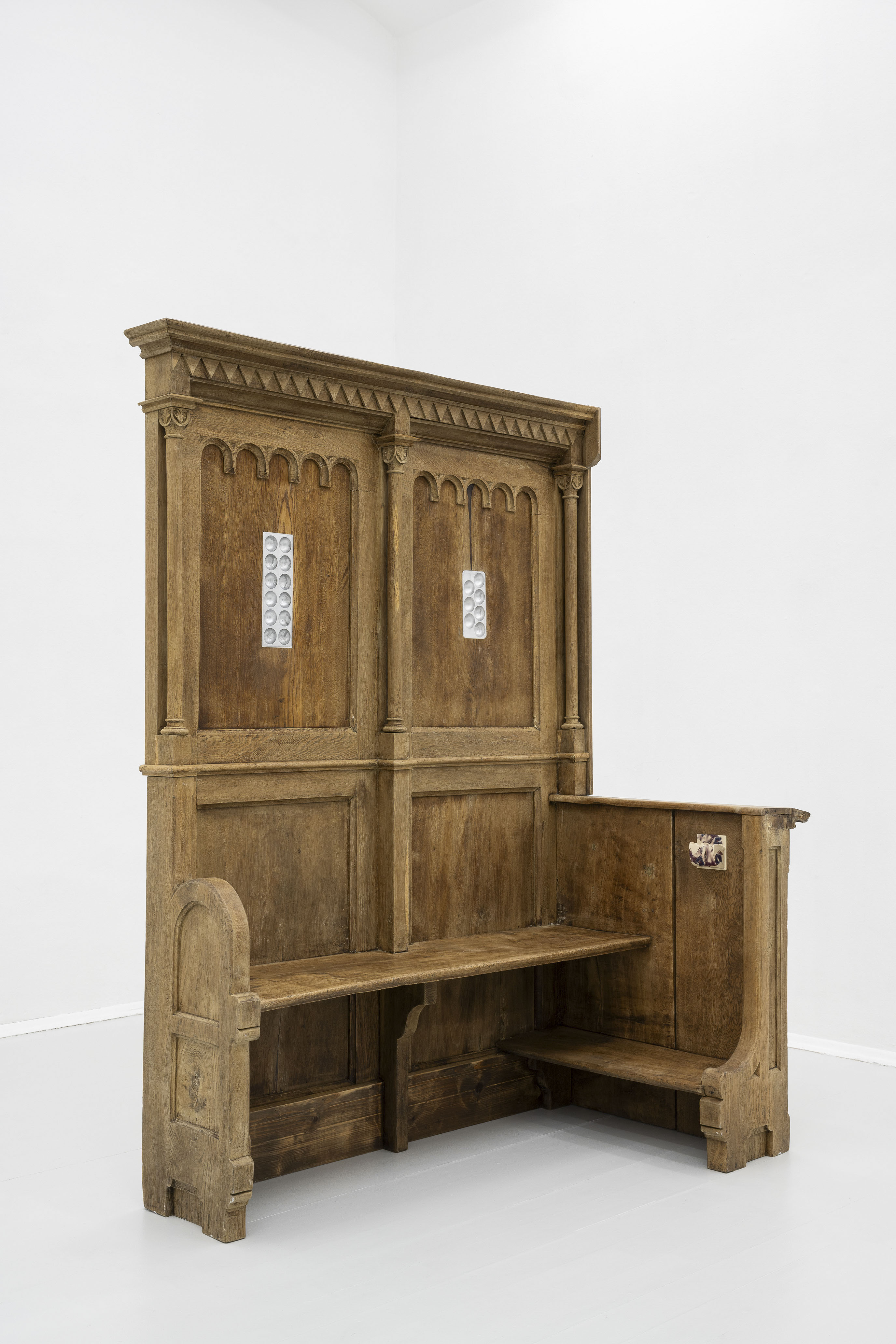 Bench, 2024, Wood, casted aluminum and glazed ceramic, 202 x 151 x 82 cm, Courtesy Koenig2 by Robby Greif, Image credit Simon Veres aeph