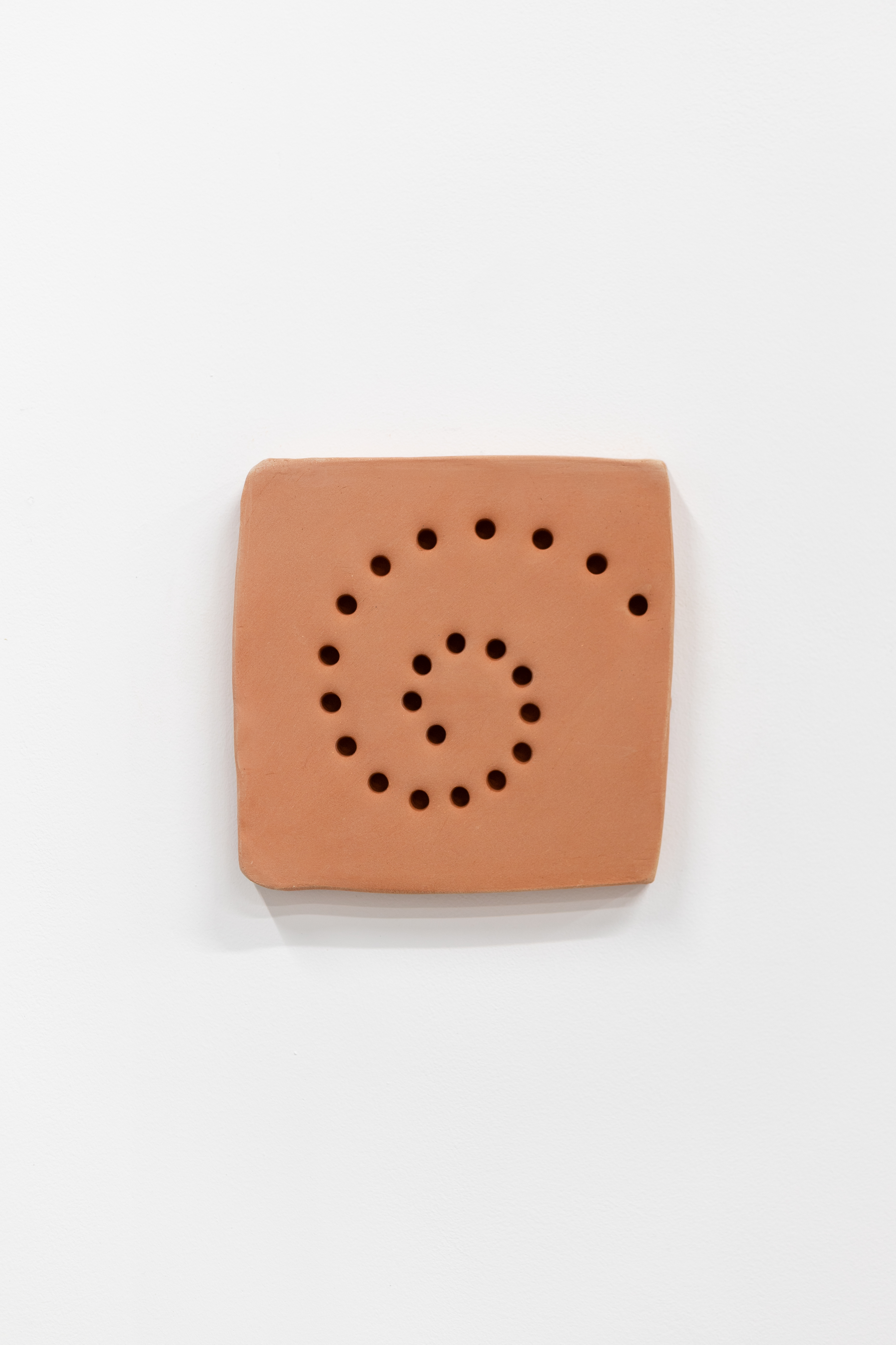  Trou, plaque, ligne 22, terracotta, 21,7 x 21,7 x 2,8 cm, 2025