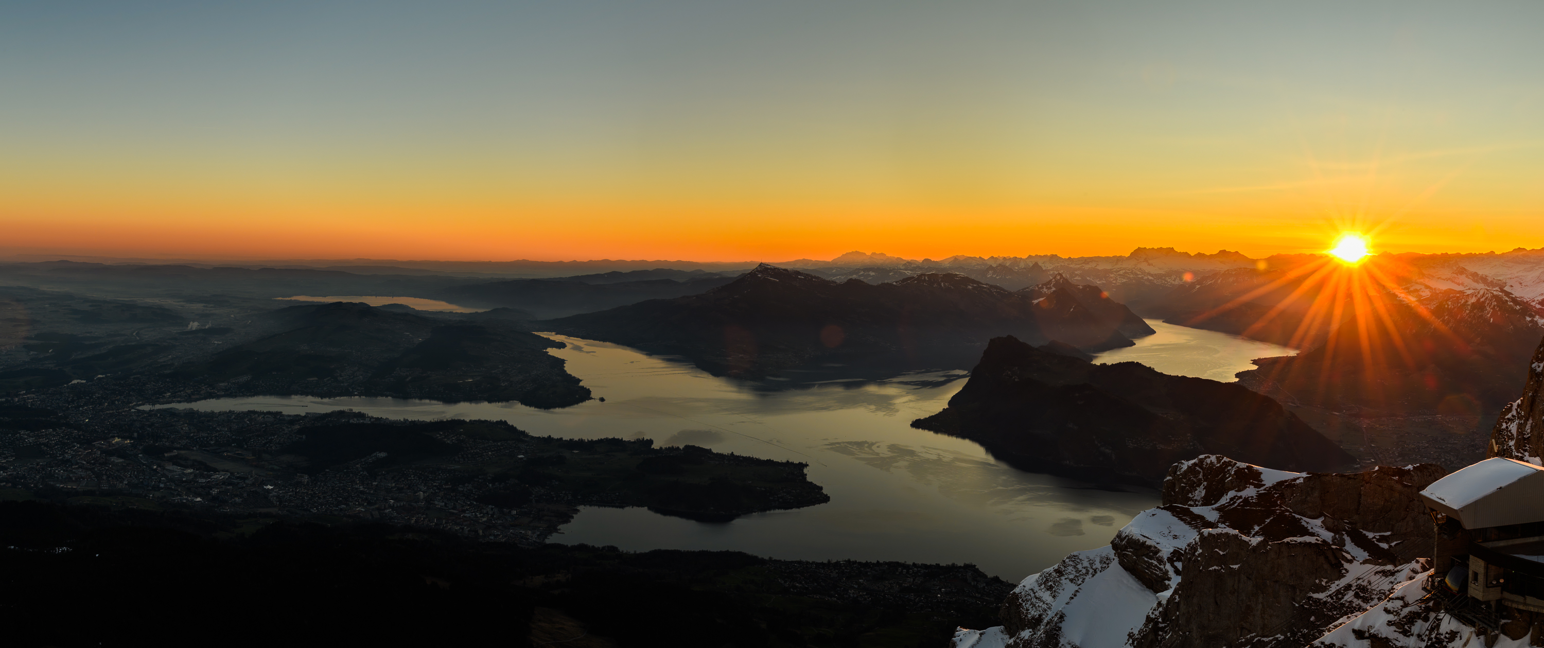 Vue du lac des quatre cantons. Levé de soleil.