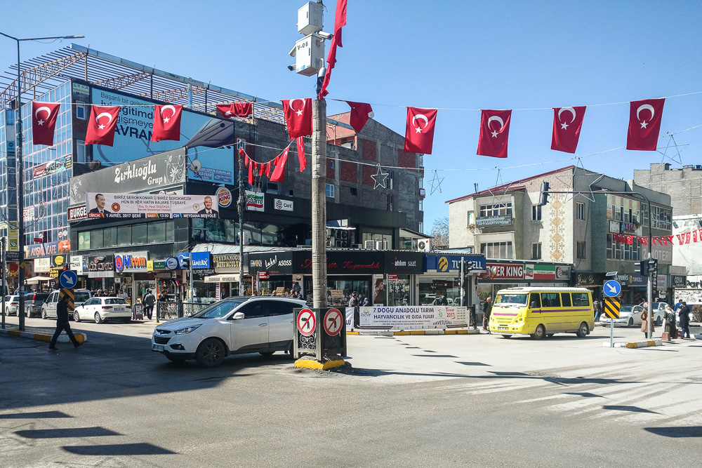 Suite &agrave; la vague de r&eacute;pression de 2016 et &agrave; la guerre des villes au Kurdistan, l'&eacute;tat turc a limog&eacute; nombre de maires des villes kurdes pour les remplacer par des fonctionnaires d'&eacute;tat. l'&eacute;talage de drapeaux dans les rues est une fa&ccedil;on de montrer sa domination sur le territoire.