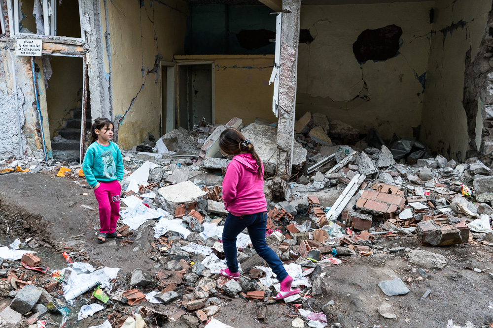 Diyarbakir (Amed), Quartier de Sur. Mars  2016. Le couvre feu a &eacute;t&eacute; lev&eacute; dans cette partie du quartier de Sur, o&ugrave; l'on peut constater la violence des combats qui ont fait rage. Sur est le quartier historique de Diyarbakir, localis&eacute; &agrave; l'int&eacute;rieur des murailles de la vieille ville. En mars 2016, il fallait passer par des contr&ocirc;les et fouilles aux checkpoints de police install&eacute;s aux portes du quartier pour y p&eacute;n&eacute;trer. La population devait subir les humiliations quotidiennes des (souvent) jeunes policiers. Malgr&eacute; que les combats soient termin&eacute;s depuis plus d'une semaine, une partie de Sur &eacute;tait encore inaccessible, les rues barr&eacute;es par des policiers surarm&eacute;s et ferm&eacute;es par de grandes b&acirc;ches emp&ecirc;chant de voir ce qui se tramait derri&egrave;re.