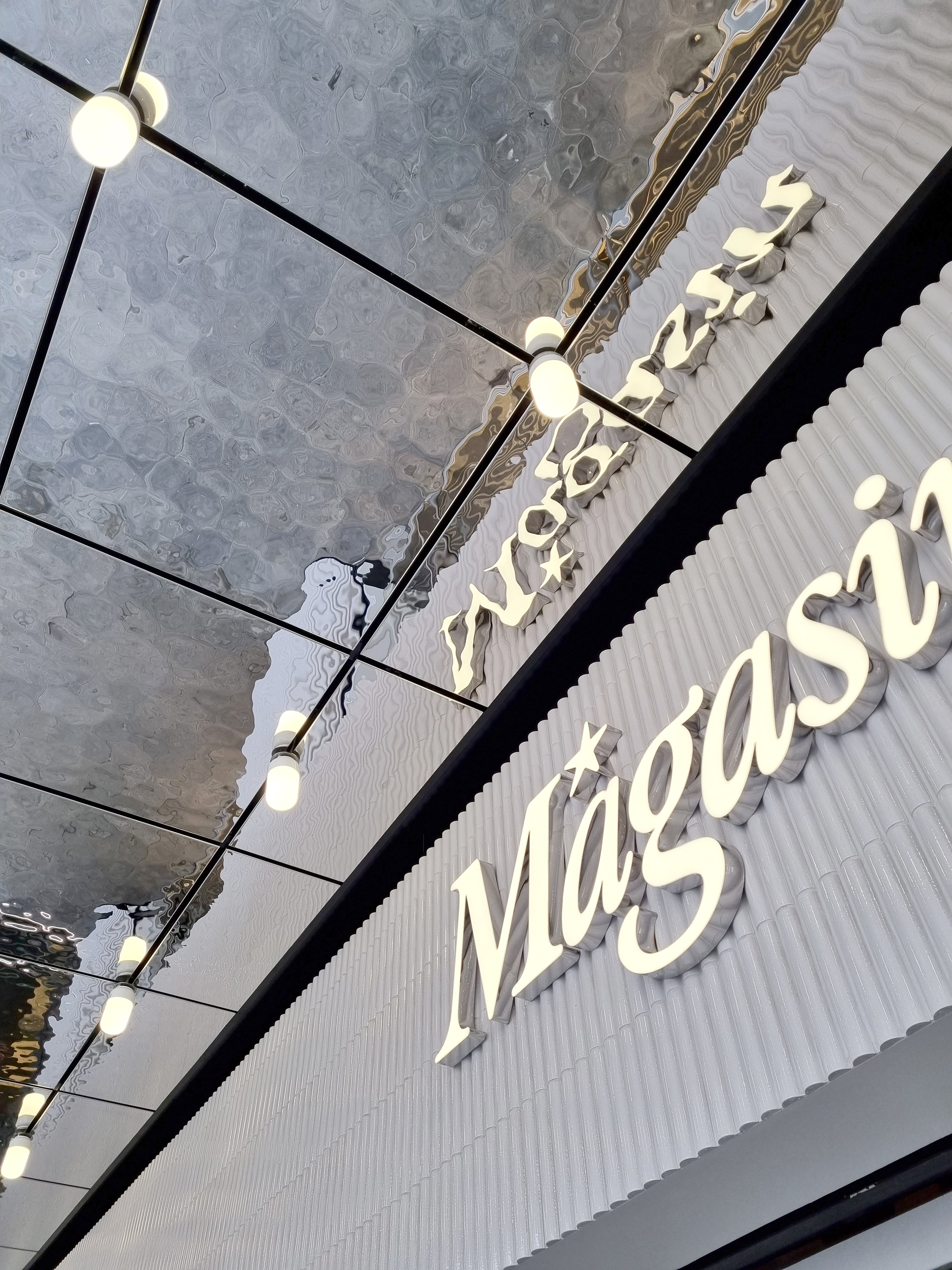 New look for the bussiest entrance of Magasin