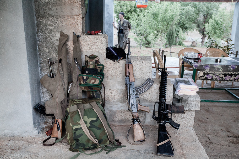 Qandil, kurdistan Les armes sont achet&eacute;es ponctuellement aux trafiquants qui pullulent dans les montagnes son contr&ocirc;le du PKK.