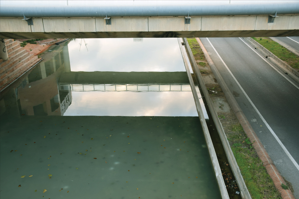 Bridge over highway, Sant Martí District, Barcelona ES.