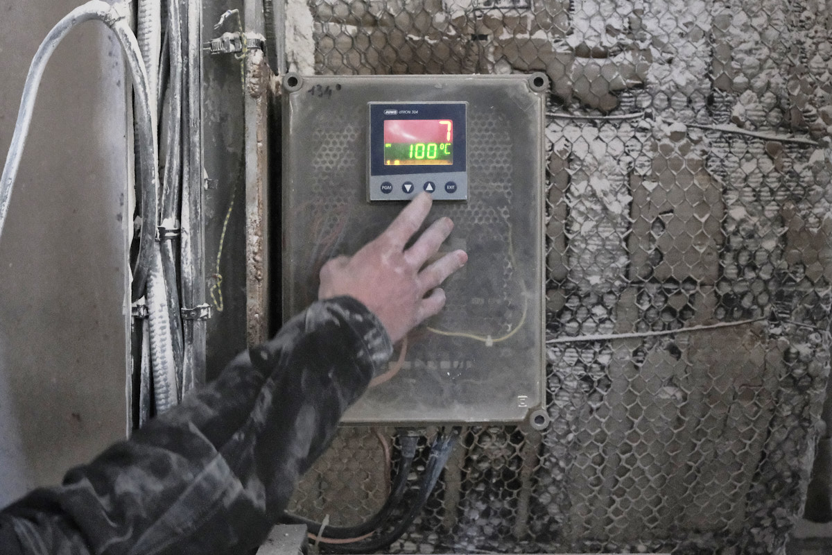 Plus il est cuit à haute température, plus le plâtre est résistant, pour des qualités allant du moulage au sol dur. 