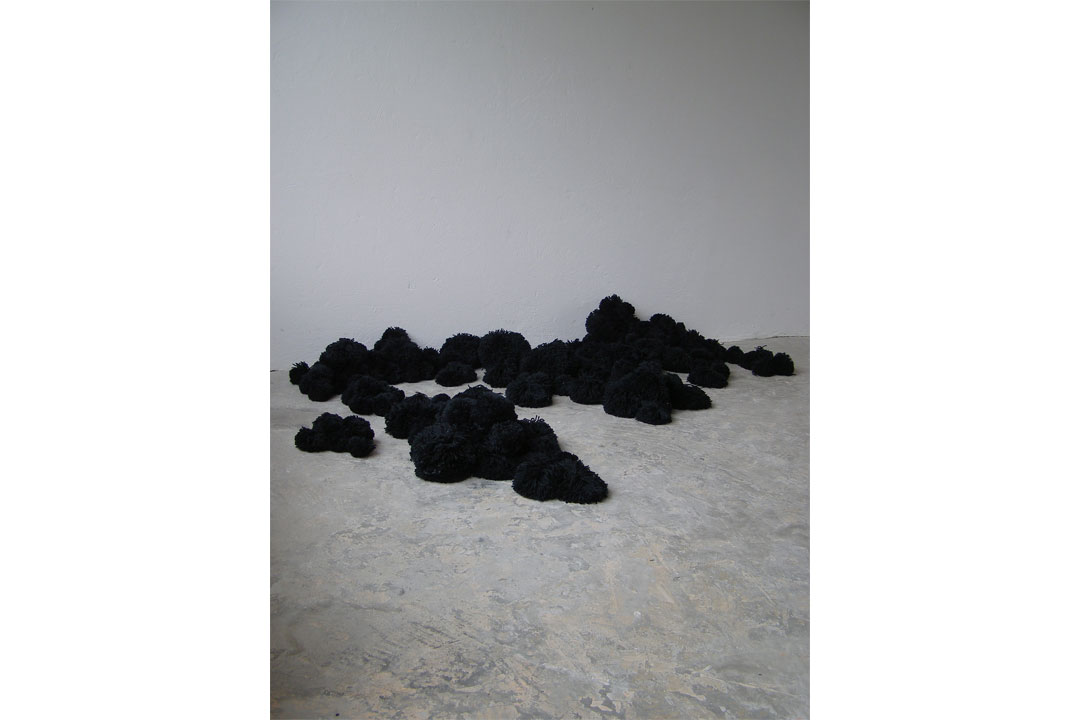 Pompones negros. Lana sintética. Dimensiones variables. 2002