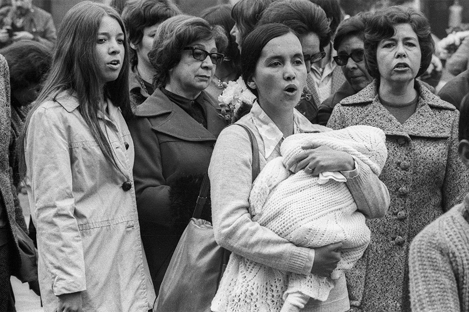 Marcelo MontecinoCantando La Internacional en el funeral de Neruda, 1973Digital41 x 28 cm 