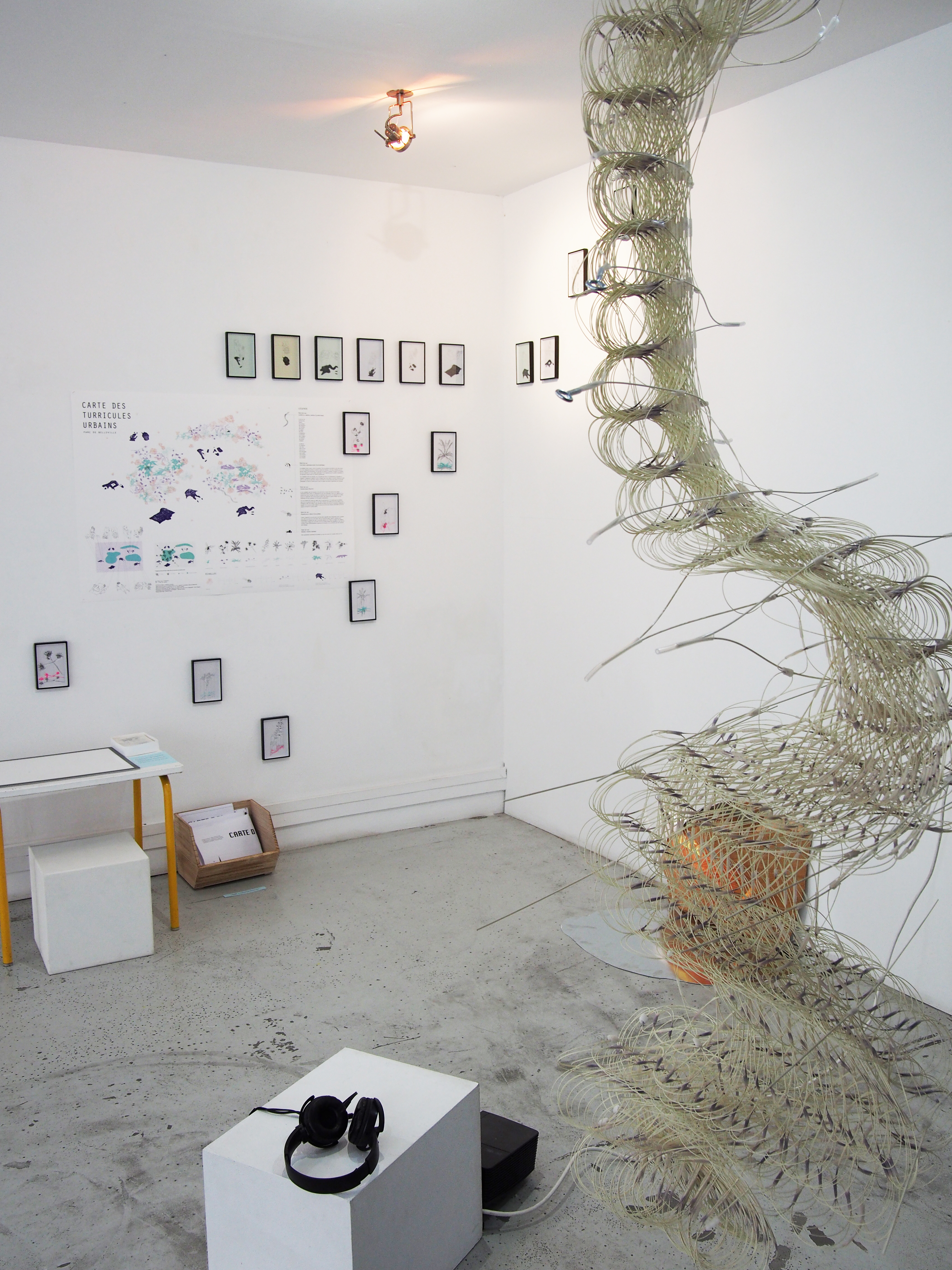 Vue d'exposition - Elena Tognoli et Giacomo Sartori - Motte lumineuse - 2022 / Elena Tognoli et Giacomo Sartori - Cartographies sensibles du Parc de Belleville - 2022 / Kristoffer Stefan - Kristoffer Stefan - Field of decisions (Champ decisionnaire) - 2021 