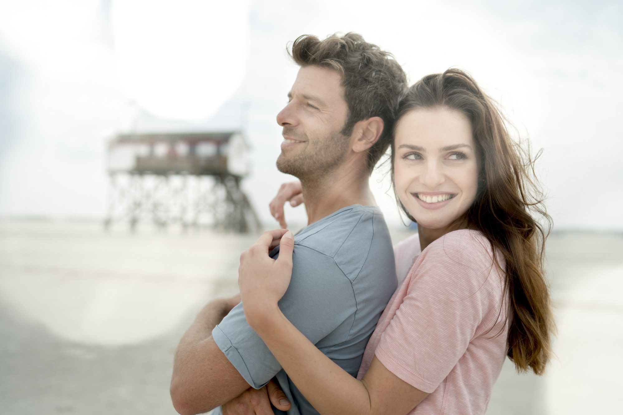 Ein junges Paar am Strand von Sankt Peter Ording.