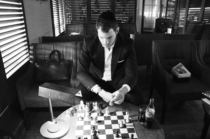 Die Version Davids, die t&auml;glich Schach spielt. Ein stilles Duell, um den Geist zu sch&auml;rfen und innere Ordnung zu finden.