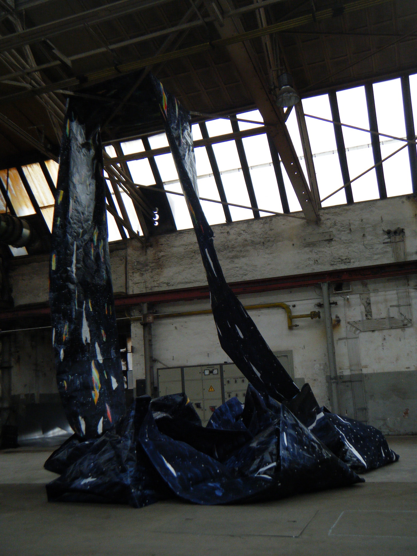 “Ausgerolltes Universum”, Installation, Guoache and oil chalk on paper, banner 6000 x 150 cm, 2011, Installed during the show: Bodensatz Böhlerwerke at Böhlerwerke, Düsseldorf, 2012, Photo: Mena Moskopf