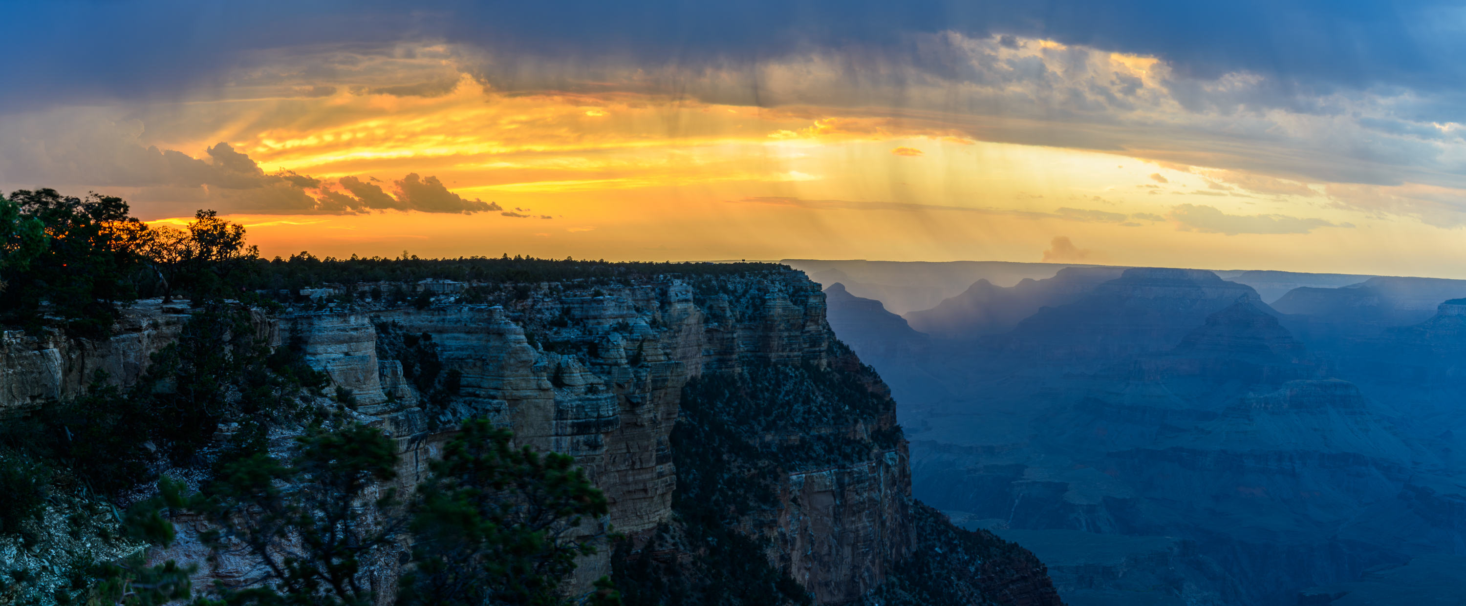 Grand Canyon sous l'orage, nord de l’Arizona. Roches creusées par le fleuve Colorado (1,7 milliard d’années).  Des falaises de 1,6 km de profondeur et un canyon de 446 km de long et 29 km de large.