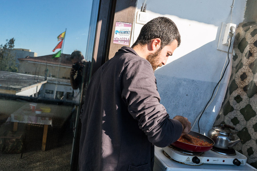Siyar pr&eacute;pare un menemen pour le petit d&eacute;jeuner. Plusieurs membres de la famille de Siyar ont rejoint le PKK. A la fac, apr&egrave;s avoir commenc&eacute; quelques activit&eacute;s politiques, il est vite arriv&eacute; dans le collimateur des autorit&eacute;s, et a pr&eacute;f&eacute;r&eacute; partir avant d'&ecirc;tre arr&ecirc;t&eacute;.