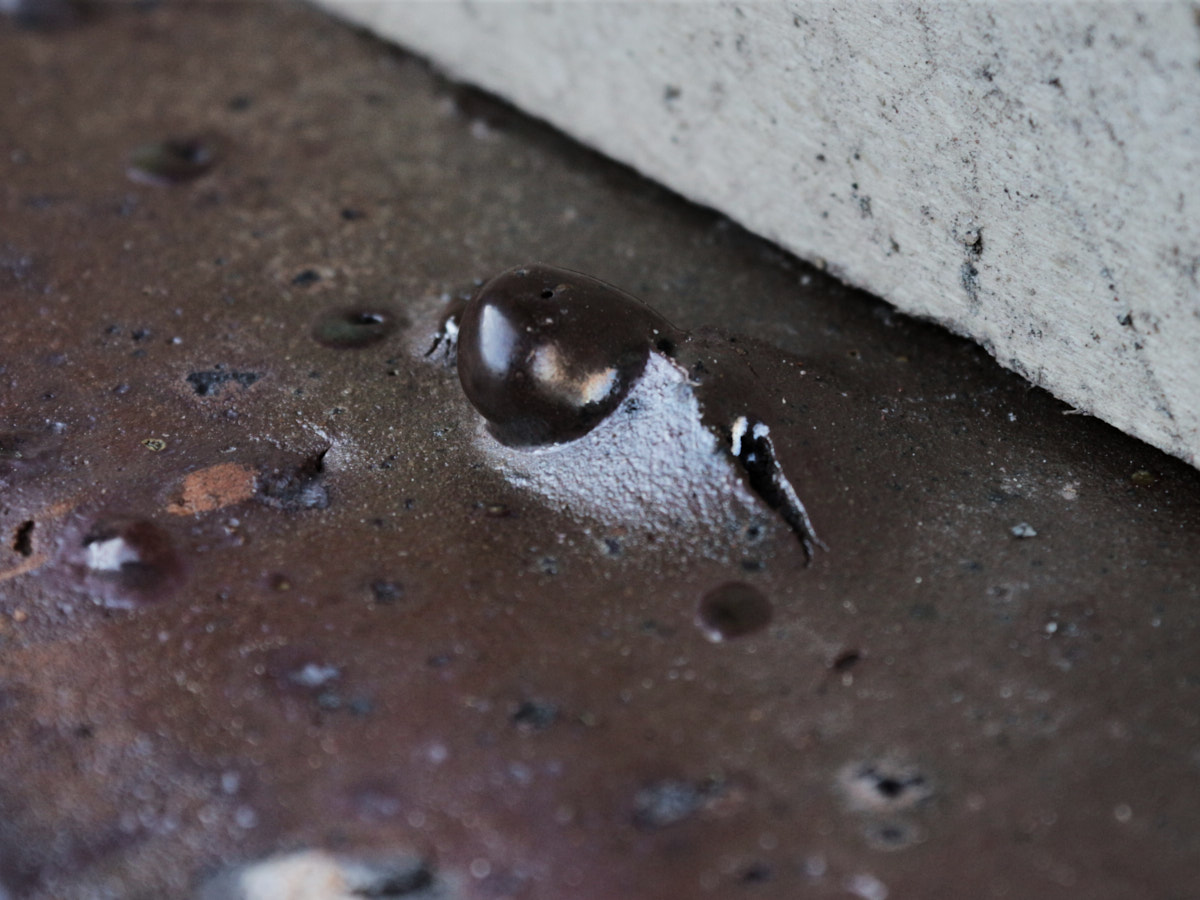 La cuisson au four Hoffmann crée des irrégularités incontrôlables. Ici une bulle de silice solidifiée.  