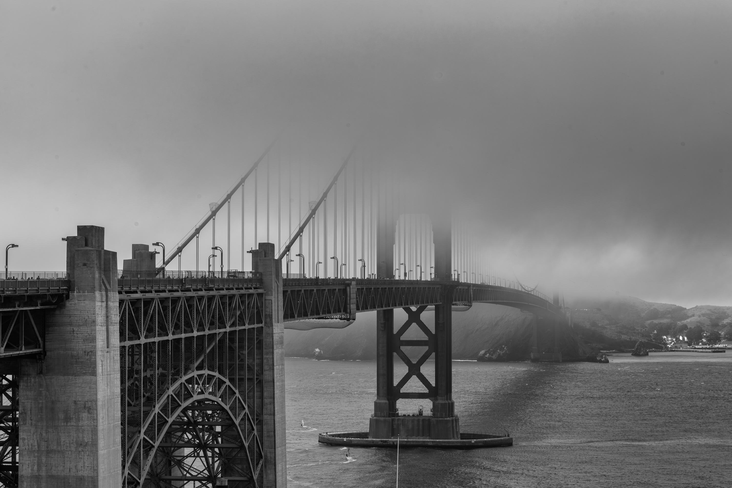 Golden Gate. Californie, pont traversant le détroit qui débouche dans l'océan Pacifique. Il relie San Francisco à Sausalito.