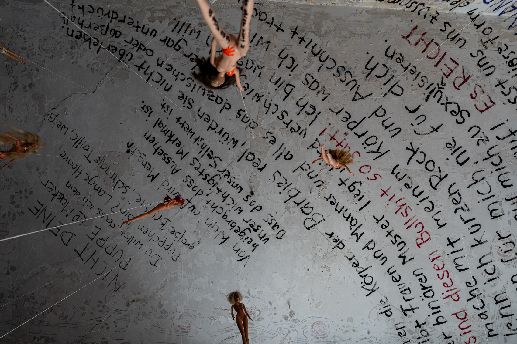 Bild 5 zu Patriarchat abnippeln: Fotografie der Decke.  Diese wurde von Hand beschrieben mit Themen zu K&ouml;rpernorm und Sexualisierung von K&ouml;rpern.