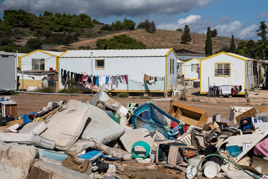Camp de Lavrio, octobre 2018. Suite &agrave; l'invasion par l'arm&eacute;e turque de la province de Afrin, la population du camp a presque doubl&eacute;e, passant &agrave; pr&egrave;s de 600 personnes avant de redescendre. Il a donc fallu installer des tentes pour les accueillir. La mairie de Lavrio a r&eacute;agi en d&eacute;posant des ordures tout autour du camp avant d'emp&ecirc;cher plus d'occupation du terrain. Outre les probl&egrave;mes d'hygi&egrave;ne et d'odeurs, le risque d'incendie est important.