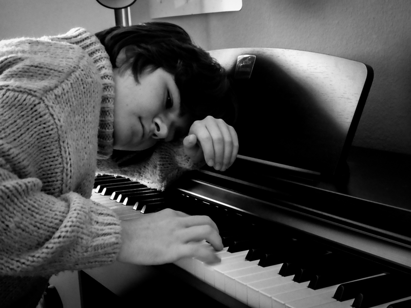 Ab und an gibt es Tage, an denen es mir nicht so gut geht. Wenn ich traurig oder wütend bin, setze ich mich ans Klavier und gebe meinen Gefühlen Klänge. In solchen Momenten ist das Musizieren meine effektivste Therapie.
