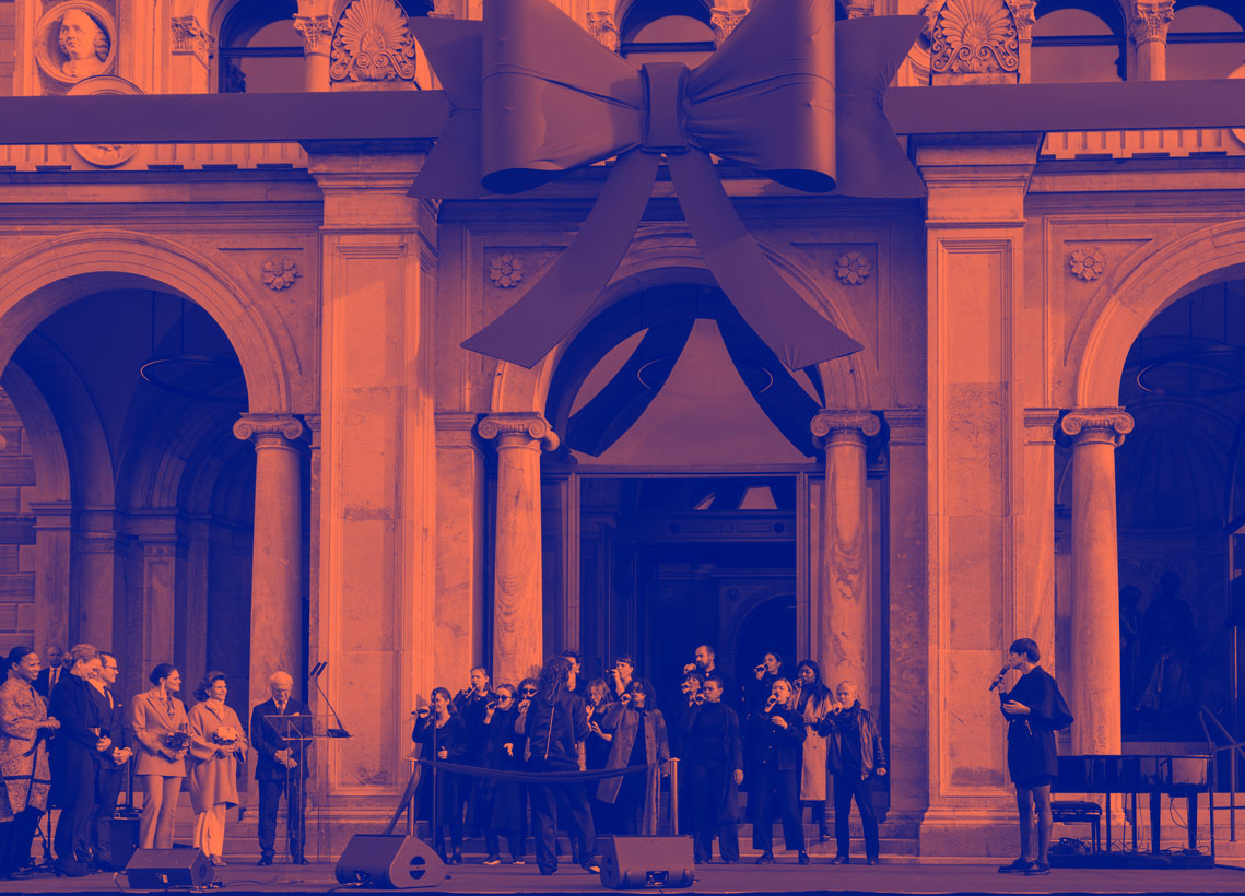 Nationalmuseum När Nationalmuseum skulle nyinvigas efter fem år med stängda dörrar och en frenetisk restaurering fick vi det stora förtroendet att projektleda och producera den publika invigningen. H.M. Kungen som klippte bandet, Kulturminister Alice Bah Kuhnke och Överintendent Susanna Pettersson höll tal.  Tensta Gospel Choir, Frida Hyvönen och Sofia Karlsson sjöng och spelade och Livgardets Dragonmusikkår trumpetade fanfarer. Framförallt fick 17 000 peppade besökare äntligen komma in i museet för att njuta av kulturskatten, efter fem års renovering. I det här projektet jobbade vi tillsammans med klipporna Jojje Jonasson och Petter Säterhed för att få till helheten med scenprogram, inramning, byggnation, rätt personal, säkerhet och publikflöden. Vi jobbade nära museet och under mer än sex månader med alla pusselbitar. Vi arbetade också med att sy ihop förutsättningar för invigningsveckans helhet med många delevenemang för tillstånd, upplägg och infrastruktur. Återinvigningen var en del av flera i det stora arbete som vår kompisbyrå Stockholm Graphics gjort tillsammans med museet för att forma om Nationalmuseums profil och känsla inför kommande hundratals år.