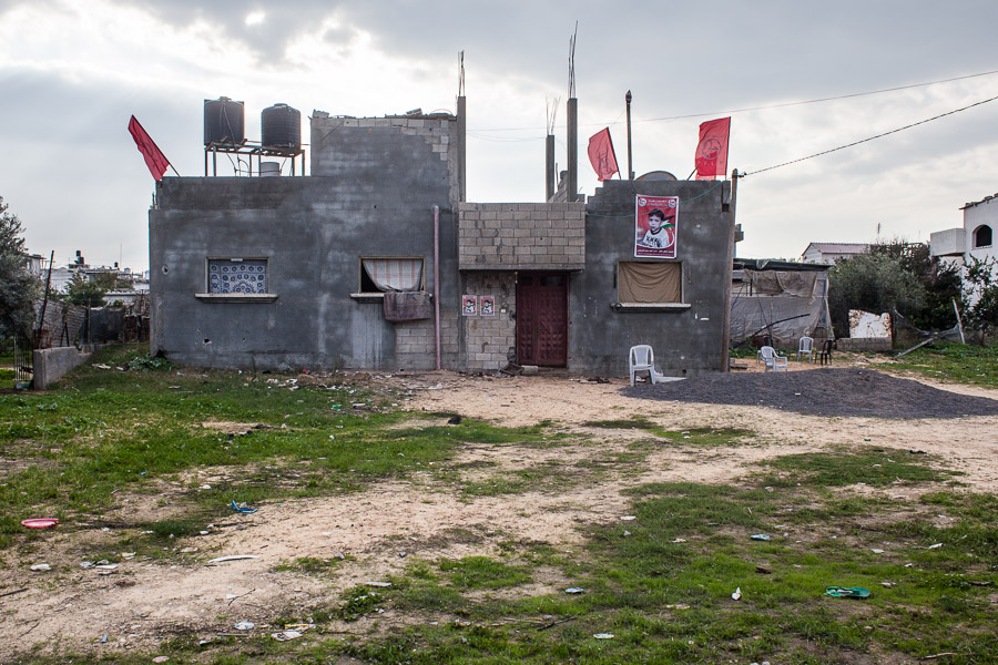 Après l'attaque de décembre 2012. Beit Hanoun, décembre 2012. C'est dans cette maison qu'un enfant a perdu la vie. Ce profond cratère a été creusé par une bombe lancée sur un terrain vague. Trois habitants sont morts dans la maison en face. La mosquée a eu sa façade arrachée - on peut voir le mur fraîchement reconstruit. Un peu plus loin, un enfant a été tué par un éclat qui a transpercé la porte de sa maison. Tout ça pour quoi ?