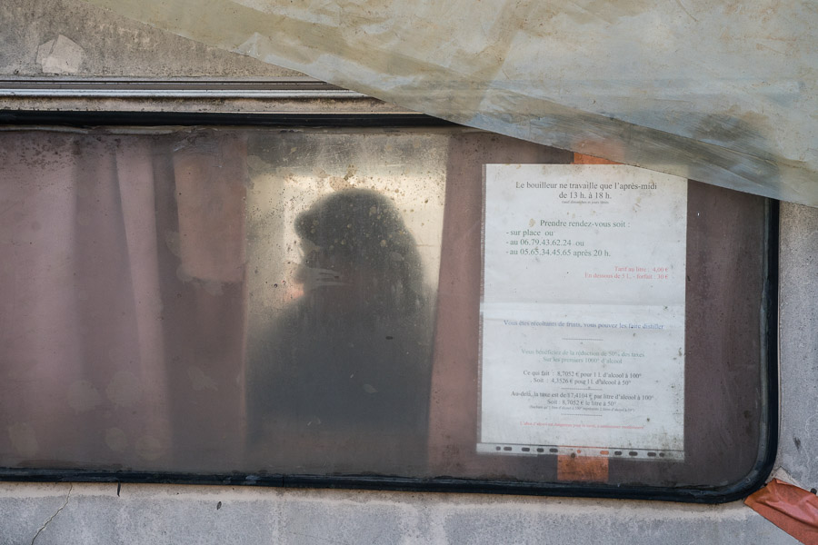 Depuis 2003, les particuliers qui font distiller leurs fruits b&eacute;n&eacute;ficient d'une d&eacute;taxe de 50https://freight.cargo.site/w/900/i/4ee556f907408cabdb647bdcee9978f1c30f2c4162f36d85d2d2037f543450e4/bouilleur04.JPGur 20L d'eau de vie &agrave; 50&deg;.
