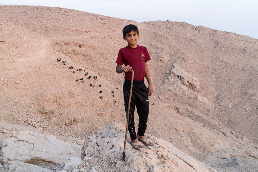 Camp de Maxmur, Irak. Kerevan garde les moutons de son père quand celui-ci est occupé. A 17h, il rassemble le troupeau pour le ramener à la bergerie. Le matin, il va à l'école. Sa famille porte le nom de l'ancien agha de son père dans le village de la province de Sirnak dont ils sont originaires.