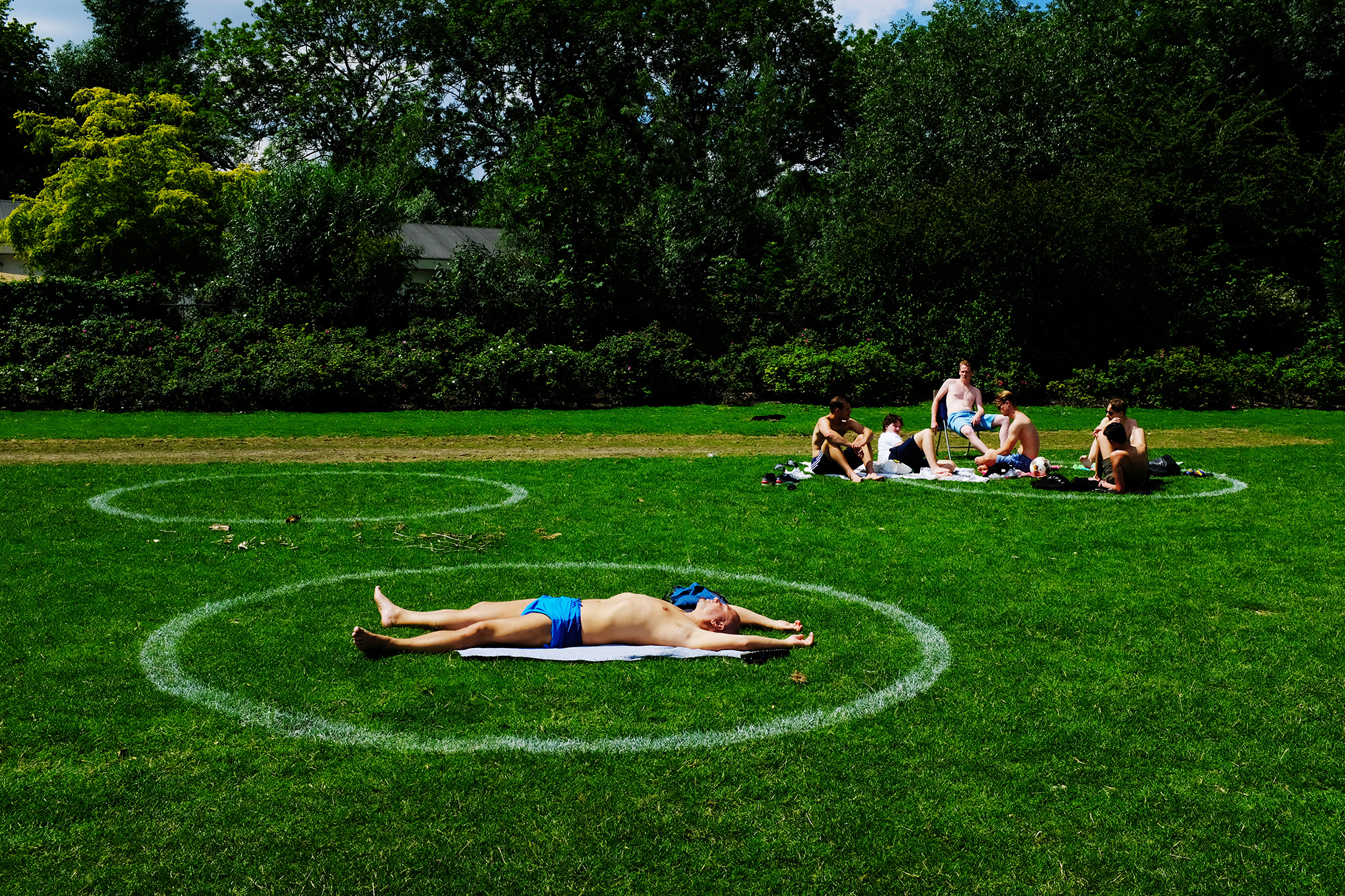 Philippe-Sarfati-reportage-photography-photographer-street-documentary-photojournalism-photojournalist-covid-19-pandemic-rotterdam-circles-grass-park-social-distancing-netherlands-personal-space-trees