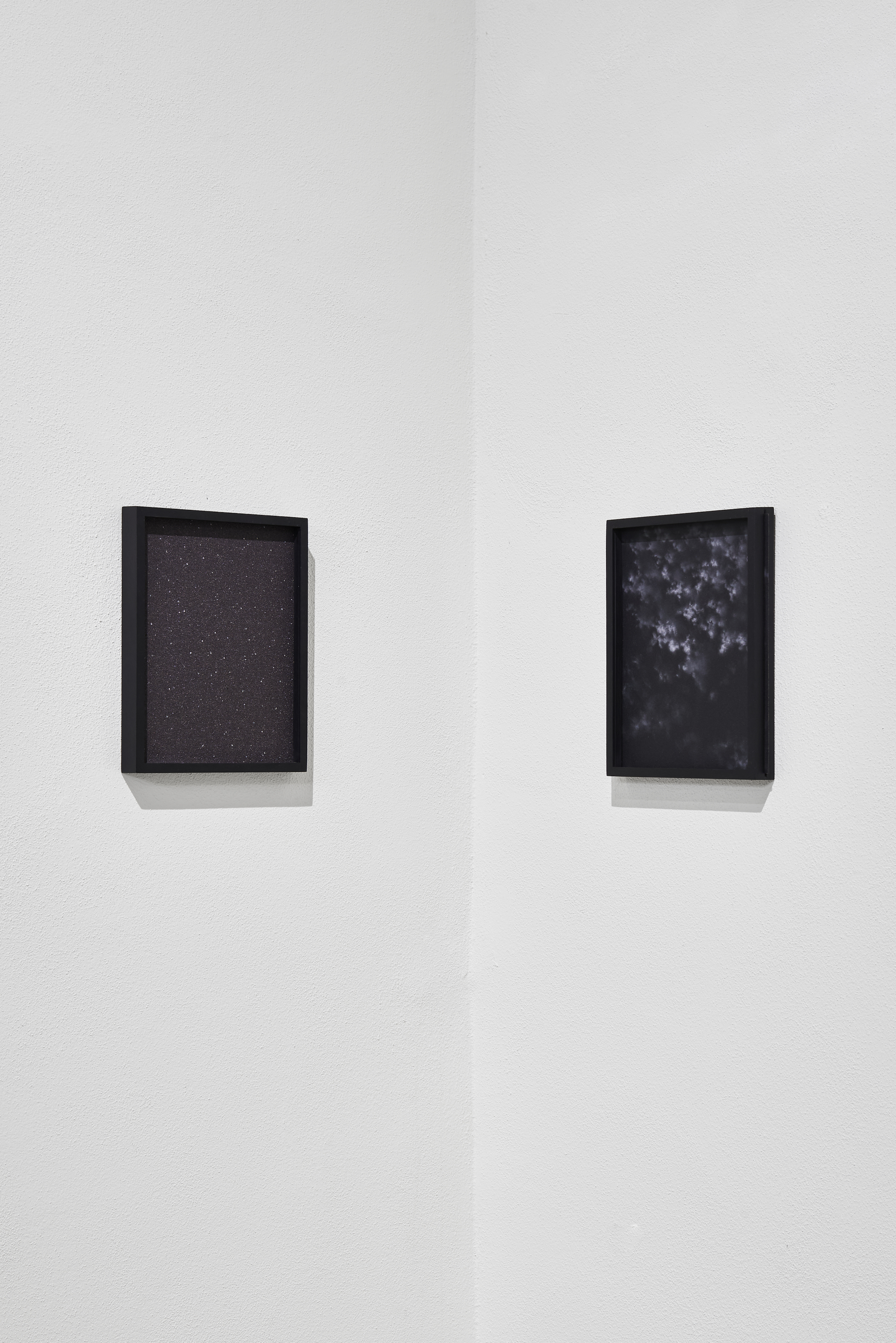 Silvia Mariotti, Cielo vetrato con nuvole, 2021, gesso in polvere con carta vetrata, 29.5 x 23.5 cm / Silvia Mariotti, Cielo vetrato notturno, 2021, pennarello argentato su carta vetrata, 29.5 x 23.5 cm