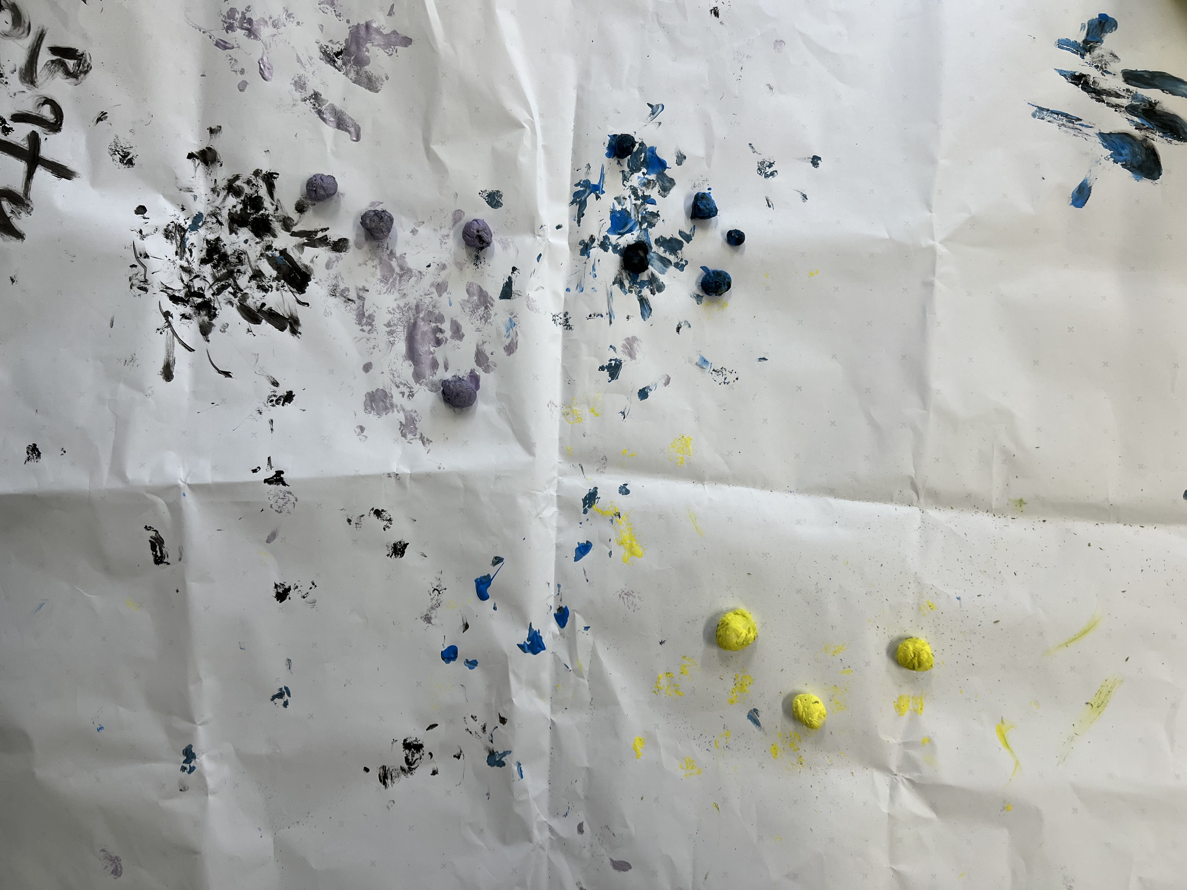 Cover the stone with paint and leave traces on the paper when playing.