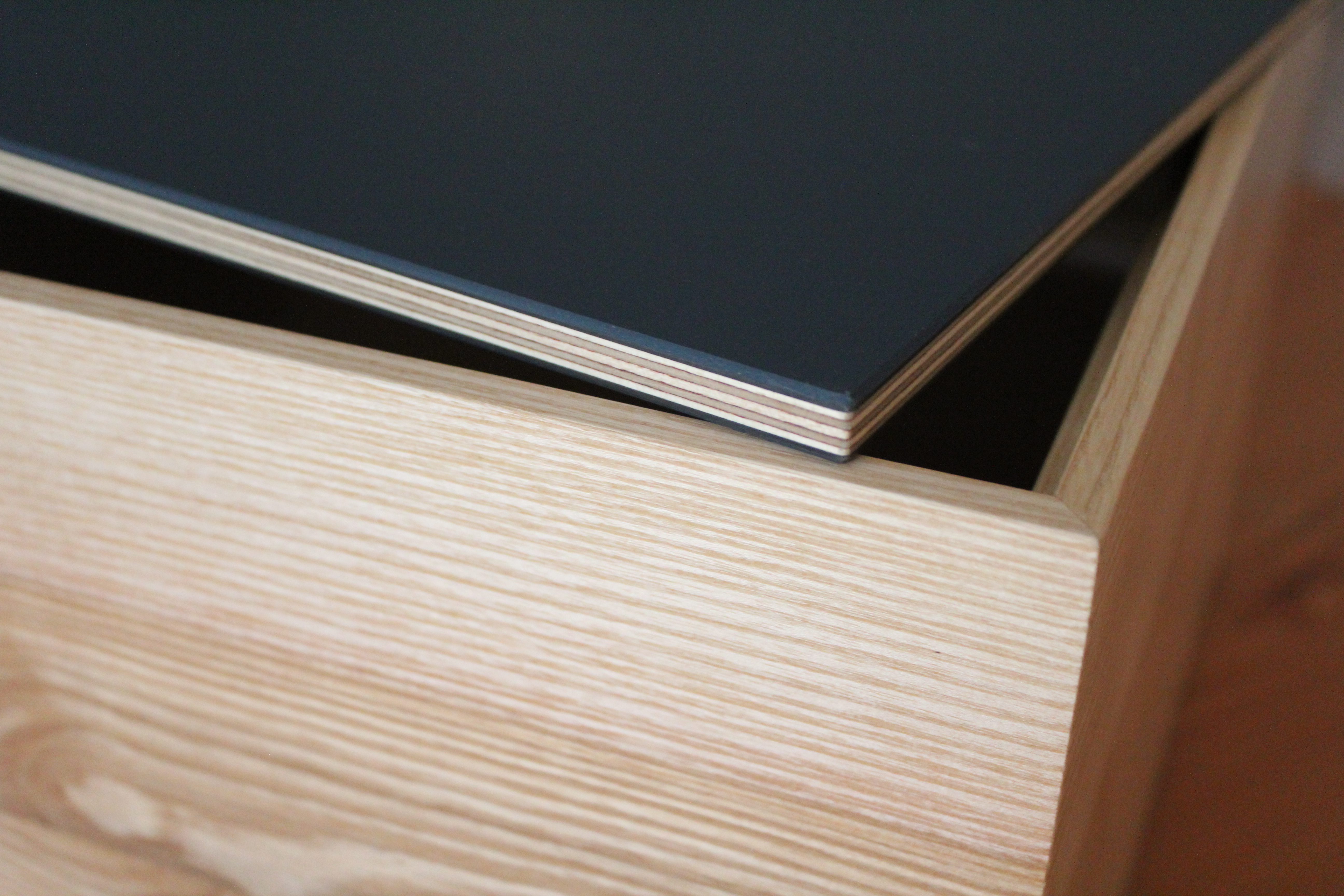 Schatzkiste, Eschenholz / Linoleum.