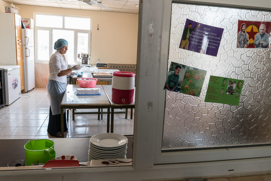 Camp de Maxmur, Irak. Sacide prépare un gâteau. Le parlement des femmes a lancé cette cafétéria en 2009, parmi d'autres projets d'émancipation économique pour les femmes. Les Nations Unies ont aidé à construire le bâtiment. Les bénéfices sont utilisées pour financer les projets du parlement des femmes. La cafétéria est gérée par trois femmes. Mais depuis l'attaque du camp par daesh, et à cause de la crise économique, la fréquentation a diminué. Elles fabriquent maintenant des gâteaux sur commande.