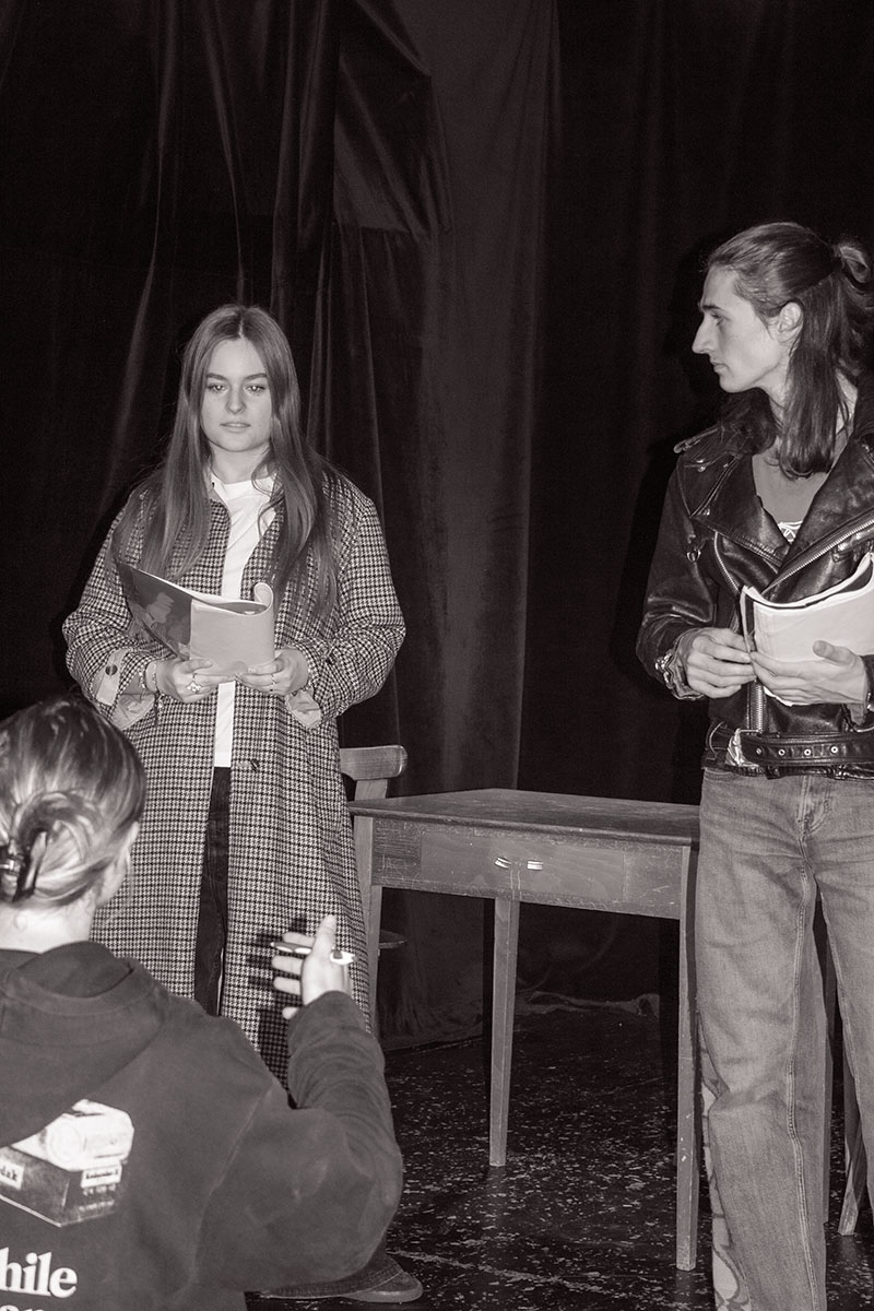 Die Proben beginnen, und eine Geschichte erwacht zum Leben.