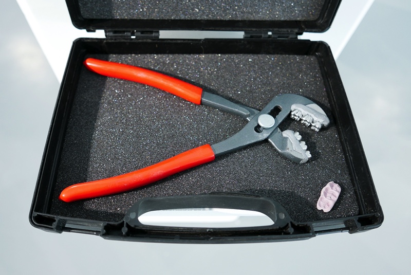 Work n°283 Elle est nickel (chrome),(2022)