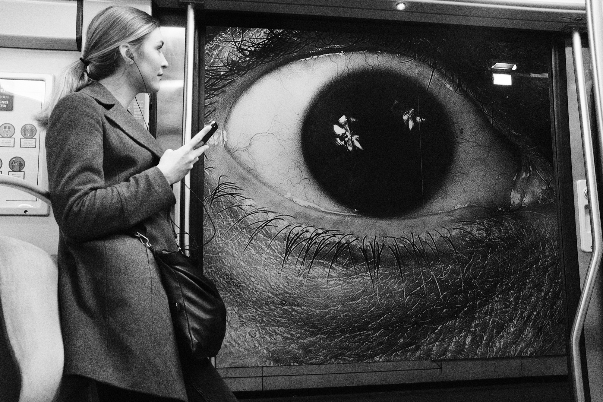 Philippe Sarfati-Early work-photographer-photography-street-documentary-black and white-giant eye-jr- jr artist-RER B-Luxembourg-Paris-woman-smartphone