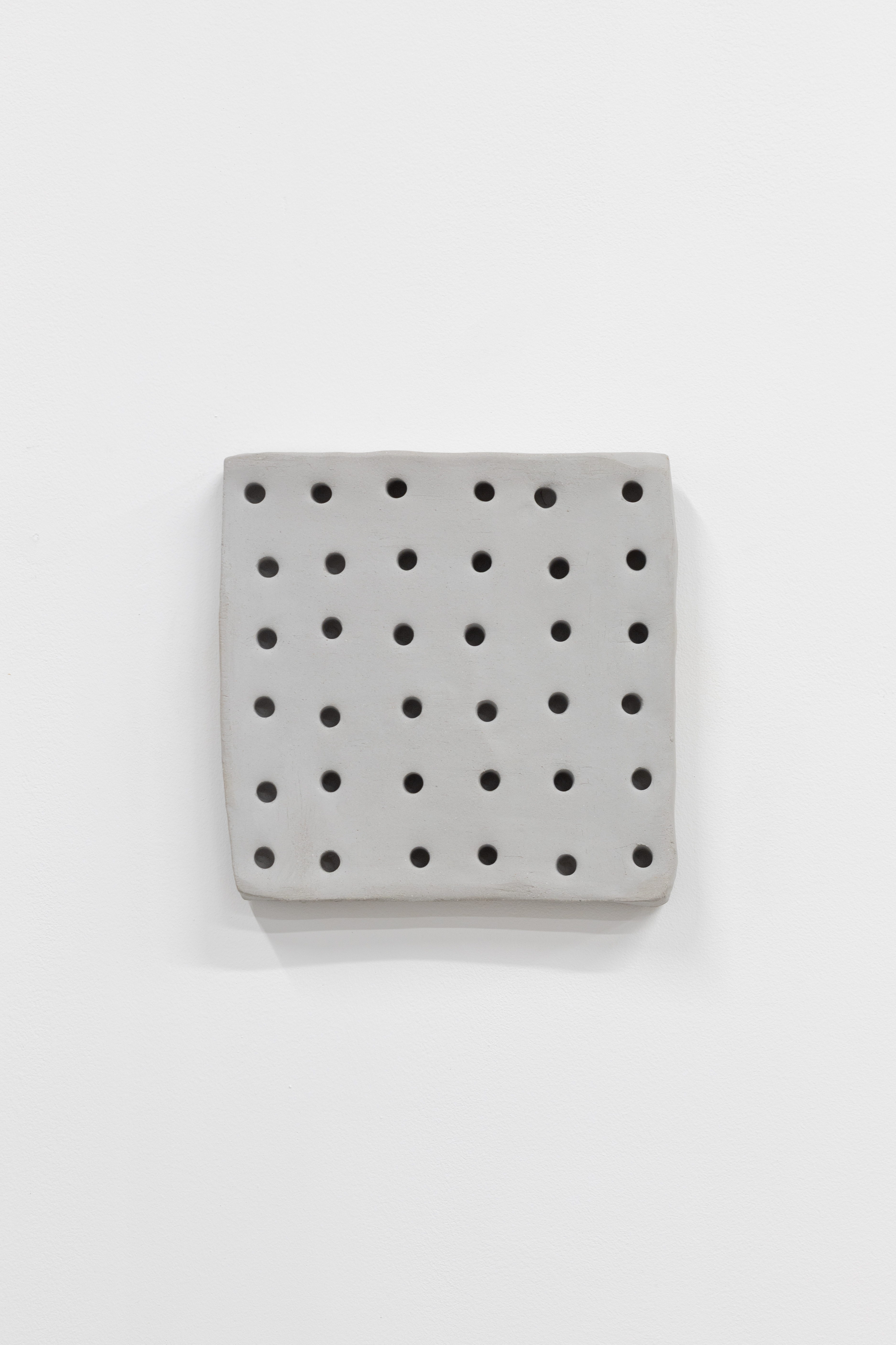  Trou, plaque, ligne 36, grès, 22,6 x 22,2 x 3 cm, 2025
