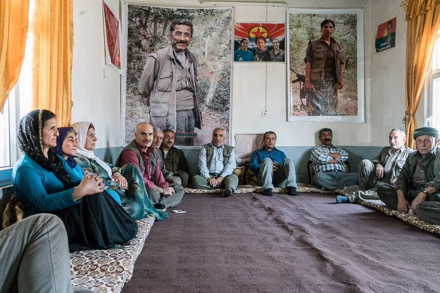 Camp de Maxmur, Irak. Dimanche, les représentants de la commune du district 1 se réunissent. Ils discutent des visites de voisinage faites dans la semaine. Un des problèmes soulevés, les jeunes qui restent dehors tard alors que les plus âgés s'inquiètent des problèmes de sécurité.